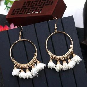 NEW 🌸 white Floral Gold Hoop Drop Earrings
